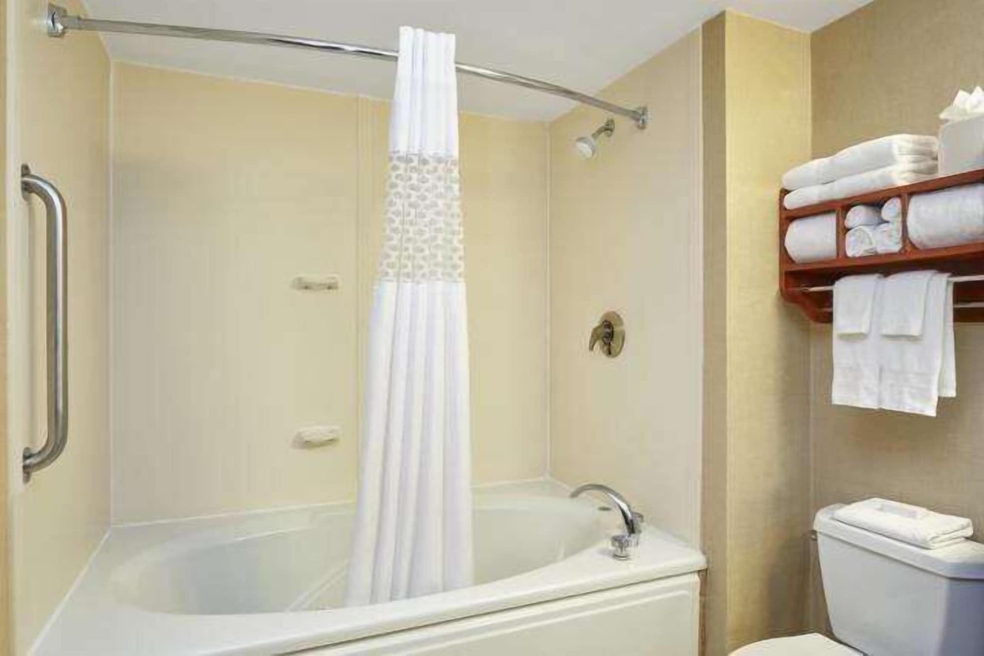 Hampton Inn East Peoria Bagian luar foto