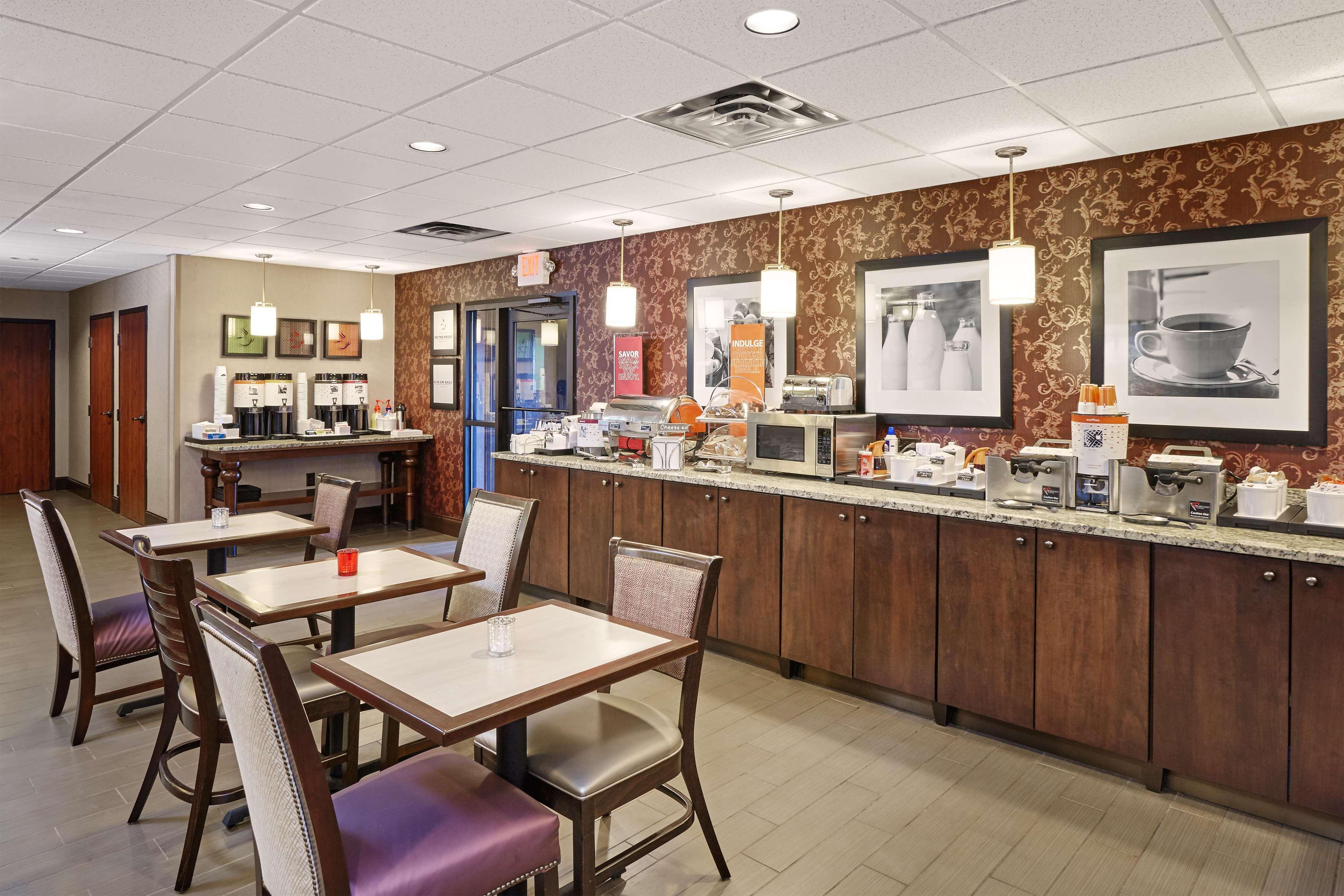 Hampton Inn East Peoria Bagian luar foto